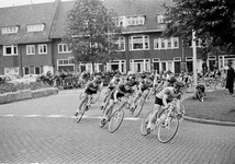 128993 Afbeelding van de wielerwedstrijd De Ronde van Zuilen op de Burgemeester Van Tuyllkade te Utrecht.